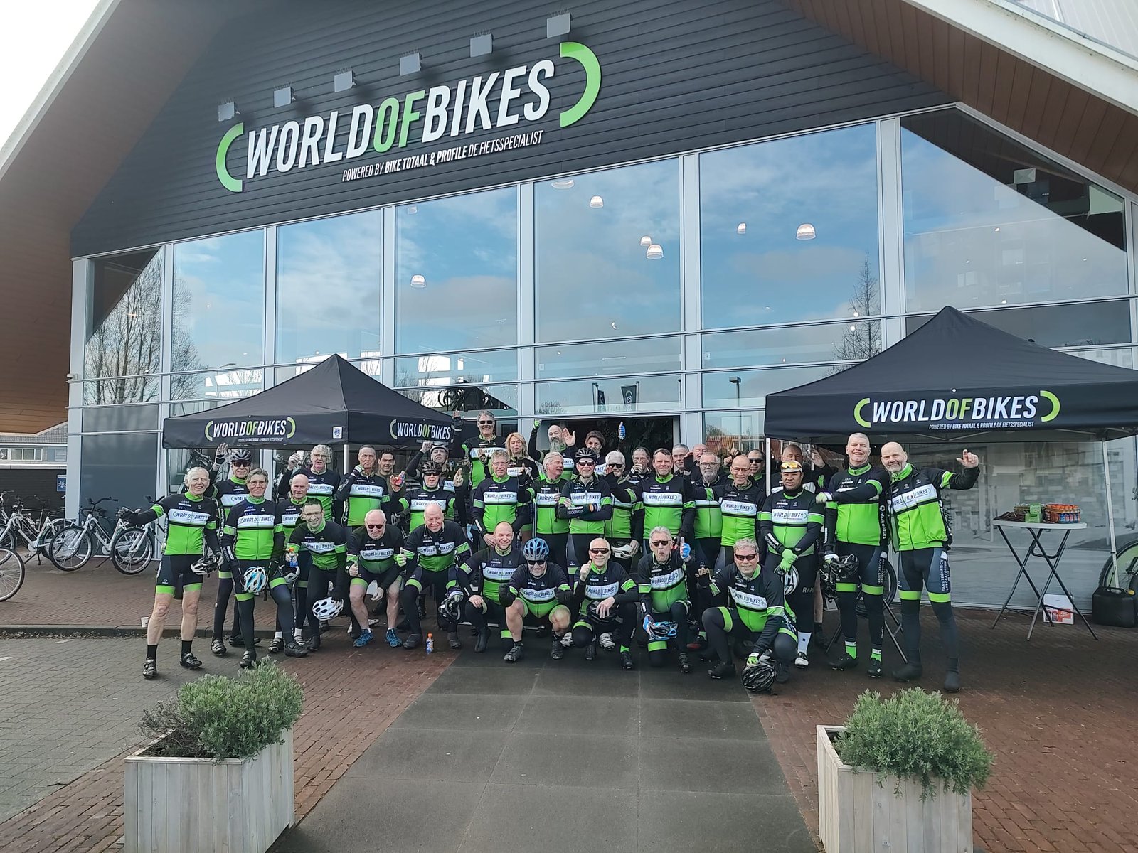 Clubleden bij World of Bikes tijdens de openingsrit